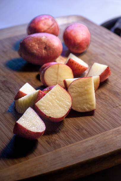 pommes de terre rouges hachées - red potato raw potato chopped vegetable photos et images de collection