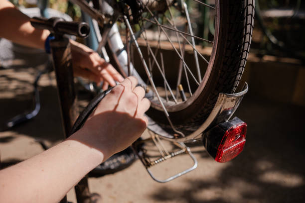 istock Attaching the head of a pump to inflate a bike's tire 1488426310