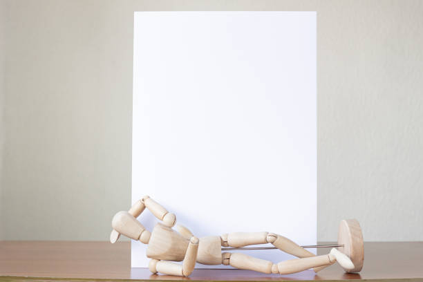 un mannequin de dessin couché devant une feuille verticale vierge pour sur une table - rough industry paper artists canvas photos et images de collection