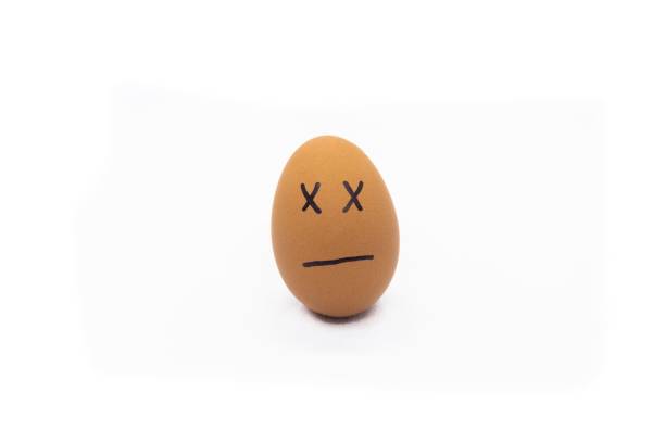 um ovo com rostos desenhados, uma expressão triste isolada na clara - solitary confinement - fotografias e filmes do acervo