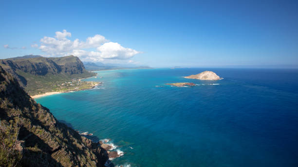 vista dei santuari degli uccelli marini di kaohikaipu e manana island visti dal punto di vista del faro di makapuu su oahu hawaii stati uniti - sanctuaries foto e immagini stock