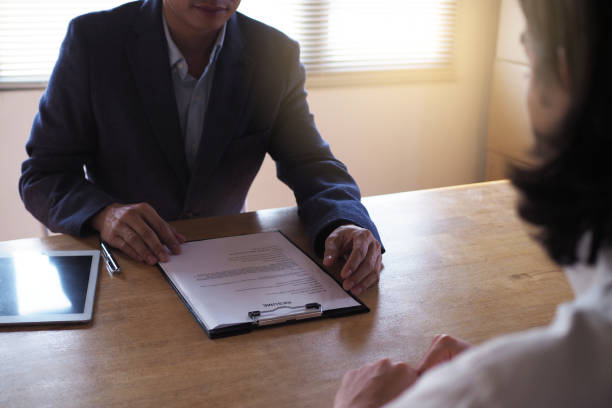 Executives accept job application documents and read job applicants resume to match the position. company publishes vacancies online to find human. Human resource, interview, letters, competence. los ejecutivos aceptan documentos de solicitud de empleo y leen el currículum vitae de los solicitantes de empleo para que coincida con el puesto. la empresa publica vacantes en línea para encontrar humanos. recursos humanos, entrevista, cartas, competen