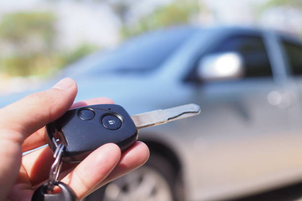lease, rental car, sell, buy. Dealership manager send car keys to the new owner. Sales, loan credit financial, rent vehicle, insurance, renting, Seller, dealer, installment, car care business arrendar, alquilar coche, vender, comprar. el gerente del concesionario envía las llaves del automóvil al nuevo propietario. ventas, crédito de préstamo financiero, alquiler de vehículo, seguro, alquiler, vendedor, concesionario, cuota, negocio de cu
