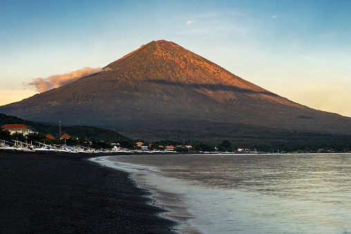 Volcán Monte Agung y playa de Amed en Bali photo