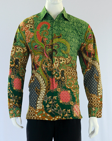 Long sleeved batik for men. The patterns and colors are luxurious, suitable for use in various formal events and make the wearer look dignified and dashing.