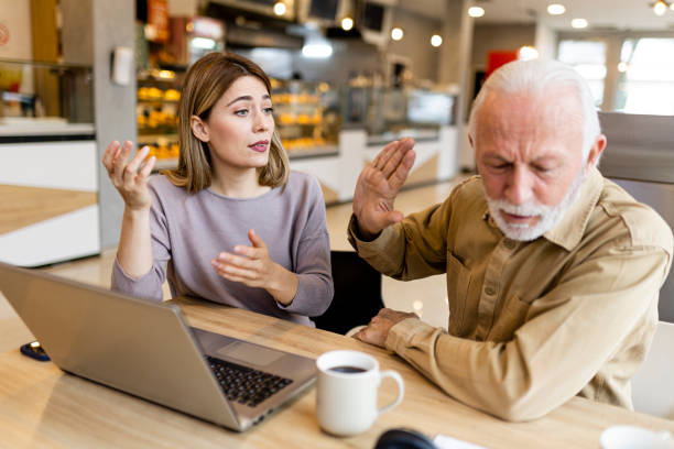 커피숍에서 말다툼을 하는 두 사업가 - discussion conflict problems business 뉴스 사진 이미지