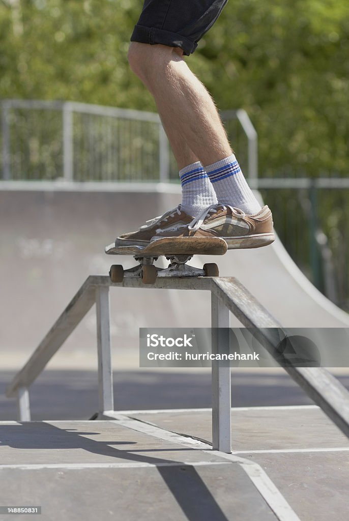 スケート選手 50-50 粉にて楽しいボックスに skatepark - 1人のロイヤリティフリーストックフォト