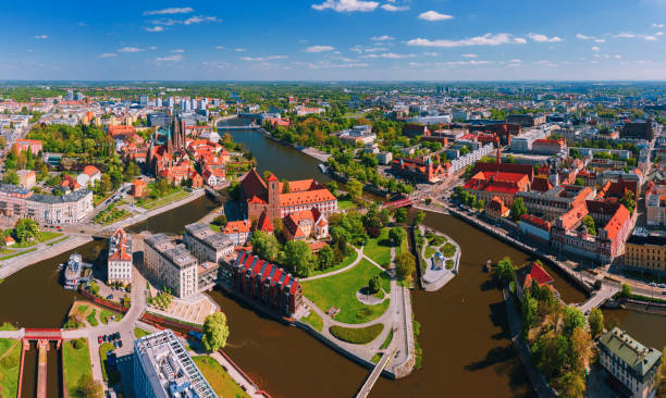 ポーランドのオドラ川のあるヴロツワフのダウンタウンの空撮 - odra river ストックフォトと画�像