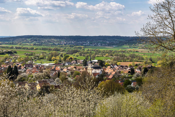 kościół św. kiliana w pretzfeld, niemcy w szwajcarii frankońskiej przez kwitnące wiśnie - saint spirit zdjęcia i obrazy z banku zdjęć