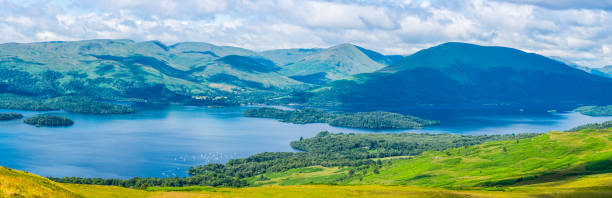 ローモンド湖から緑の山々までのスコットランドのパノラマビュー - loch lomond loch ben lomond scotland ストックフォトと画像