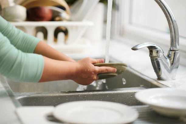 istock Girl Washing Dishes 1488529697
