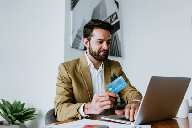 uomo d'affari latino in possesso di carta di credito per pagare beni e servizi, effettuare acquisti su siti di shopping online ed effettuare pagamenti concetto di shopping online in america latina, persone ispaniche - order buying purchase order bill foto e immagini stock