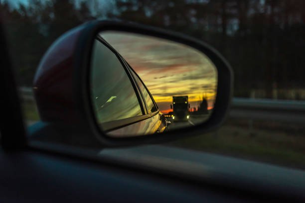 carretera reflejada en el espejo retrovisor - rebasar fotografías e imágenes de stock