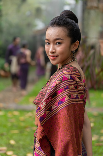 伝統的なラオスの衣装を着た美しいアジアのラオス人女性が庭の外にいる 16歳から17歳のストックフォトや画像を多数ご用意 16歳から17