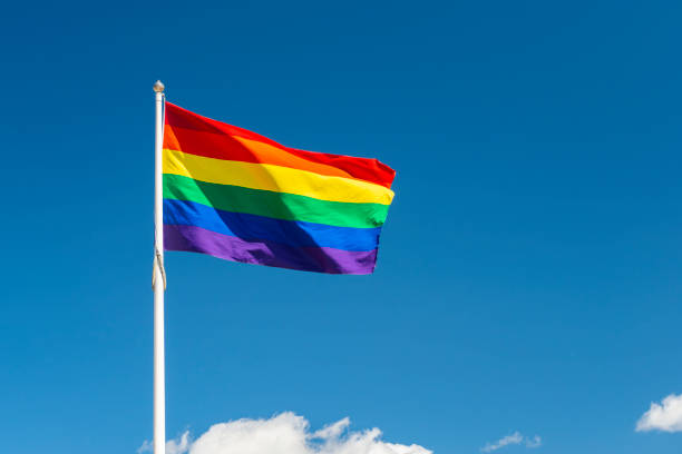 bandera del orgullo y nubes blancas - política y gobierno fotografías e imágenes de stock