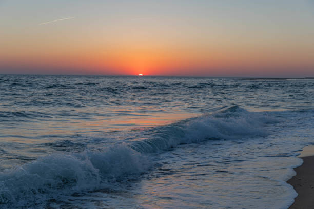 coucher de soleil de cape cod - cape cod bay photos et images de collection