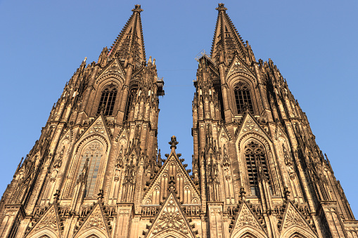 Cologne Cathedral in contrast with a modern building in the foreground