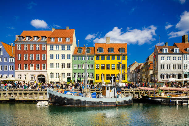 edifici colorati nella zona di nyhavn di copenaghen, danimarca - nyhavn canal foto e immagini stock