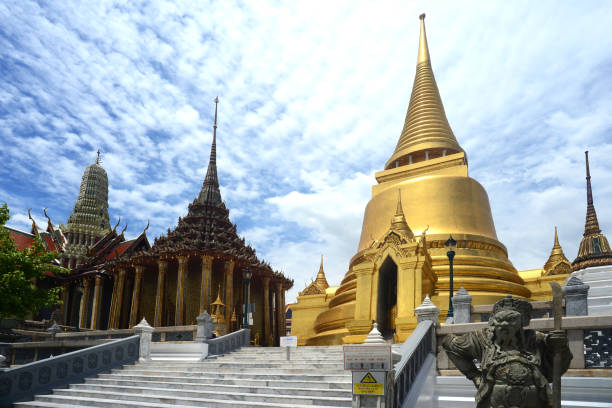 der tempel des smaragd-buddha oder wat phra kaew - bangkok province bangkok wat traditional culture stock-fotos und bilder