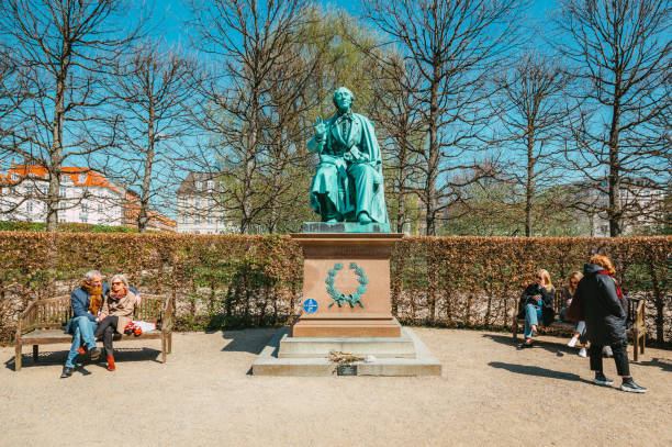 turistas junto a la estatua de hans christian andersen en copenhague, dinamarca - hans christian andersen danish culture denmark copenhagen fotografías e imágenes de stock