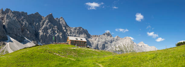 as paredes norte das montanhas karwendel - bockkarspitzhe, nordliche sonnenspitze, kuhkarlspitze e com o chalé falkenhütte. - sonnenspitze - fotografias e filmes do acervo