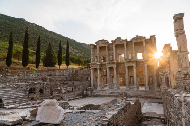 a biblioteca celsius, uma das bibliotecas de terceira geração do mundo nas antigas ruínas da cidade de éfeso, turquia - celsus library - fotografias e filmes do acervo
