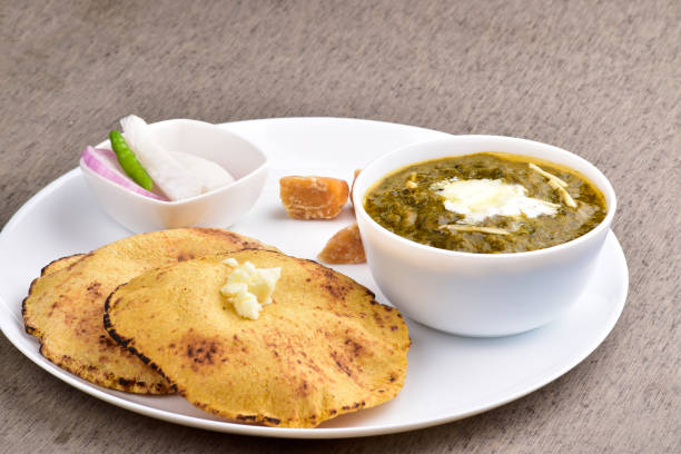 Sarso saag with makki roti in plate, healthy punjabi food Sarso saag with makki roti in plate, healthy punjabi food north indian food stock pictures, royalty-free photos & images