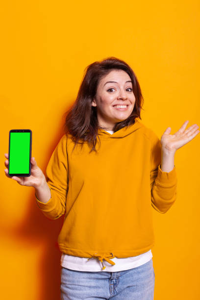 istock Person with vertical green screen on display smartphone 1488611752