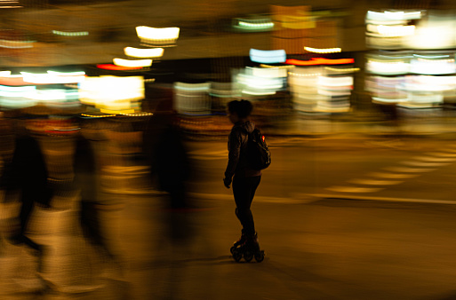 On a large avenue in Barcelona, the movement of cars, buses and people, within a crowd, is very fast.