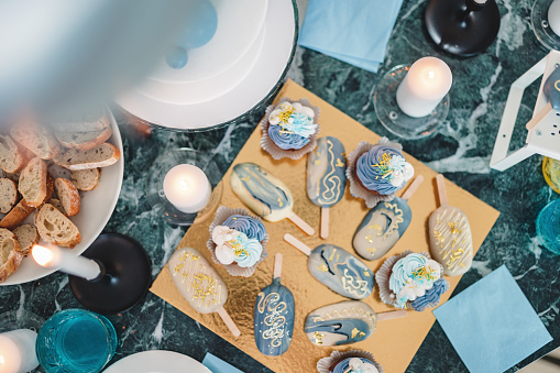 Delicious and aesthetic blue desserts at a baby shower to celebrate a baby boy. Amazing snacks for parties and celebrations.