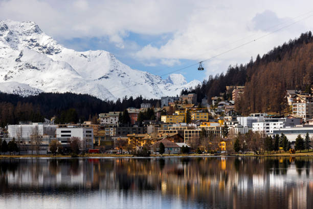 berühmte schweizer stadt st. moritz in den alpen - st moritz fotos stock-fotos und bilder