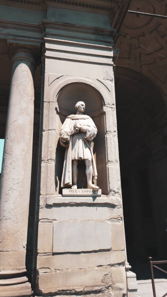 pier capponi, escultura callejera galería de los uffizi en florencia, italia - statue david sculpture roman fotografías e imágenes de stock