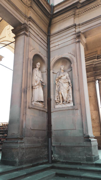 f. guicci abdini y amerigo vespucci, galería de los uffizi de escultura callejera en florencia, italia - statue david sculpture roman fotografías e imágenes de stock