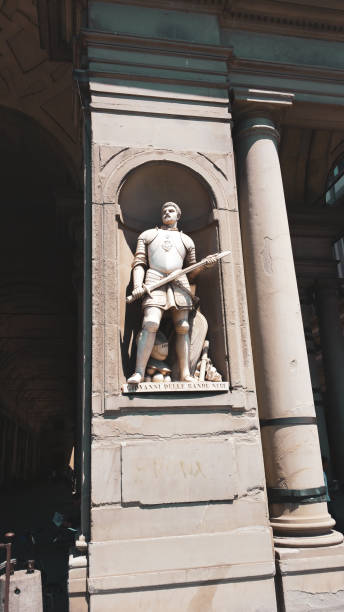 giovanni delle bande nere, galería de los uffizi de escultura callejera en florencia, italia - statue david sculpture roman fotografías e imágenes de stock