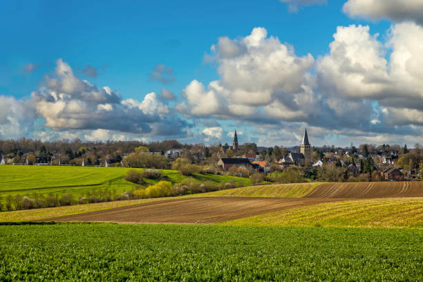 die beiden wiesnasenkirchen von ratingen homberg im frühling bei sonnigem und bewölktem himmel - ratingen stock-fotos und bilder