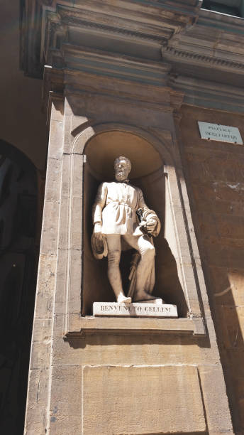 benvenuto cellini, galería de los uffizi de escultura callejera en florencia, italia - statue david sculpture roman fotografías e imágenes de stock