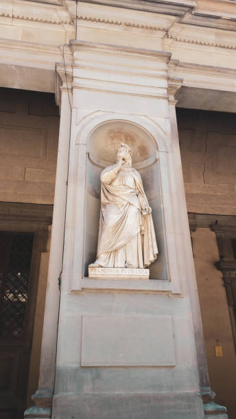francesco petrarca, escultura callejera galería de los uffizi en florencia, italia - statue david sculpture roman fotografías e imágenes de stock
