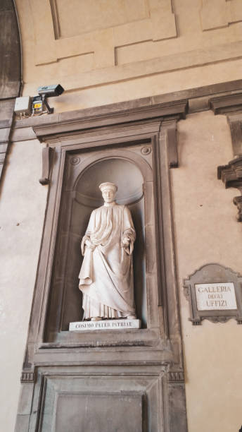 cosimo pater patriae, escultura callejera galería de los uffizi en florencia, italia - statue david sculpture roman fotografías e imágenes de stock