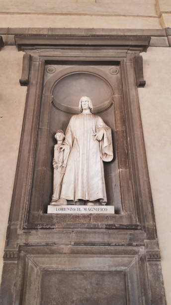 lorenzo il magnifico, galería de los uffizi de escultura callejera en florencia, italia - statue david sculpture roman fotografías e imágenes de stock