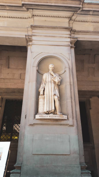 niccolo macchiavelli, escultura callejera galería de los uffizi en florencia, italia - statue david sculpture roman fotografías e imágenes de stock