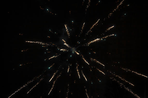 Amazing beauty colorful fireworks display on celebration, showing. Holiday fireworks backgrounds with sparks, colored stars and bright nebula on black night sky universe, comets. Holidays backgrounds increíble belleza colorida exhibición de fuegos artificiales en celebración, exhibición. fondos de fuegos artificiales navideños con chispas, estrellas de colores y nebulosas brillantes en el universo del cielo nocturno negro, cometas. antecedentes va