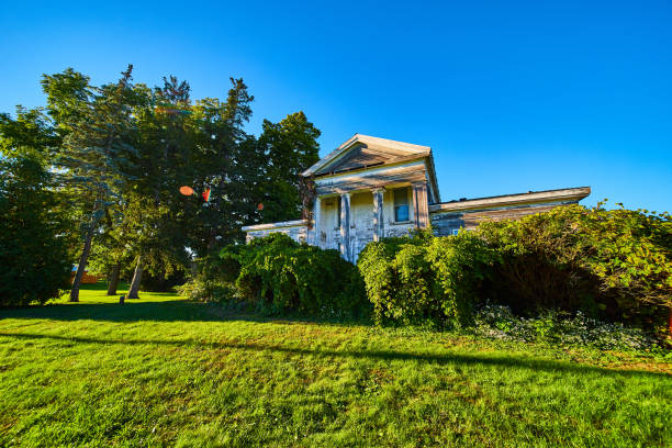 istock Abandoned old white townhouse home with pillars on front.jpg 1488643885
