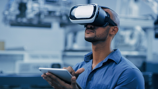 VR, gafas e ingeniería man on tablet para investigación futurista, gestión electrónica o diseño de software. Persona africana o técnico en laboratorio digital, realidad virtual y tecnología en robótica photo