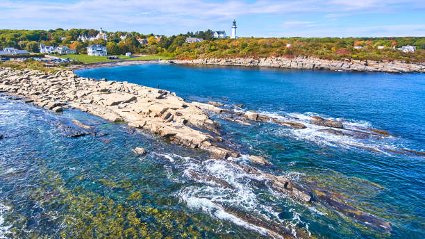 メイン州の浅瀬と灯台を背景にした海と海岸の空中.jpg - maine lighthouse rock sea ストックフォトと画像