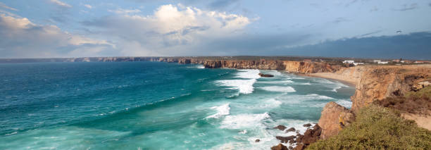 Spectacular views of Praia do Tonel (Tonel beach), a surfers' paradise, Sagres Point (Ponta de Sagres) a stunning windswept promontory near Cape St. Vincent (Cabo de São Vicente), Algarve, Portugal espectaculares vistas de praia do tonel (playa de tonel), un paraíso para los surfistas, sagres point (ponta de sagres) un impresionante promontorio azotado por el viento cerca del cabo de san vicente (cabo de san vicente), algarve, portugal