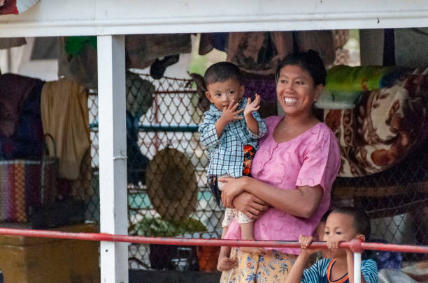 mujer birmana con un niño - bagan myanmar burmese culture family fotografías e imágenes de stock