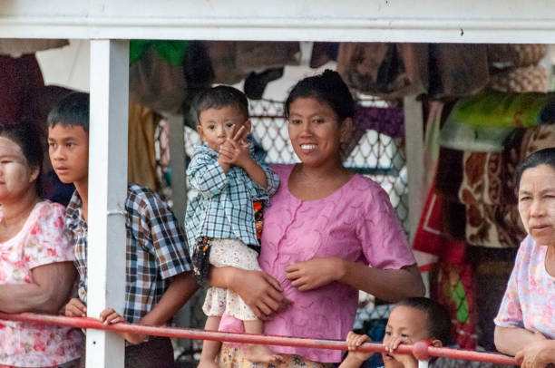 donna birmana con il bambino - bagan myanmar burmese culture family foto e immagini stock