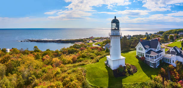 丘の上の灯台と秋の見事なメイン州の海岸線を見下ろす家 - maine lighthouse rock sea ストックフォトと画像