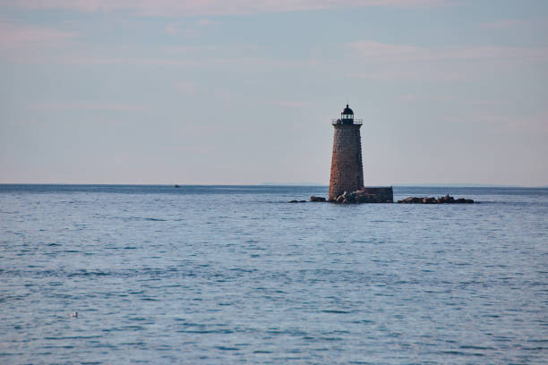 メイン州の壊れた岩の上の孤独な灯台.jpg - maine lighthouse rock sea ストックフォトと画像