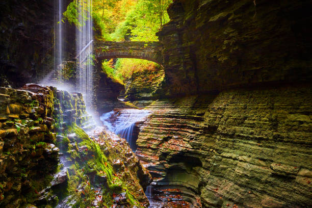 magiczny wąwóz i wodospad jesienią z kamiennym mostem w nowym jorku.jpg - watkins glen zdjęcia i obrazy z banku zdjęć